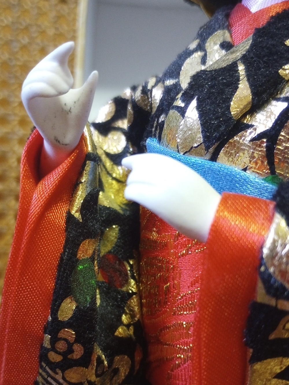 NIB Vintage Japanese Asian Porcelain Geisha Doll w/ Kimono & Stand - Picture 5 of 5